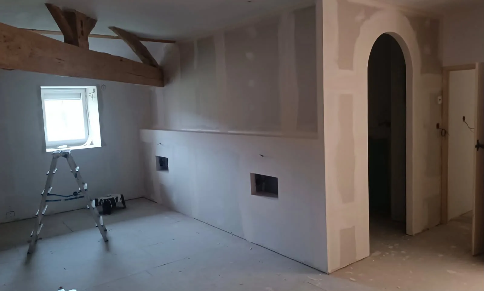 Cloison placo avec arche décorative cintrée et réservations électriques — aménagement intérieur près de Marmande (47)